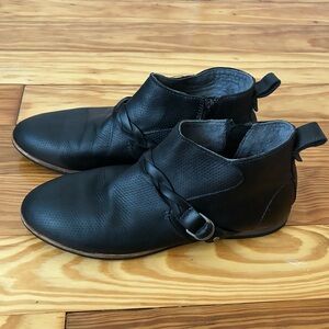 OluKai Ho'olu Leather Ankle Booties Size 8.5